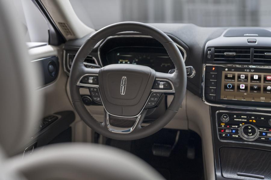 Интерьер Lincoln Continental Monochromatic Package 2019 года  (фото 5 из 7)